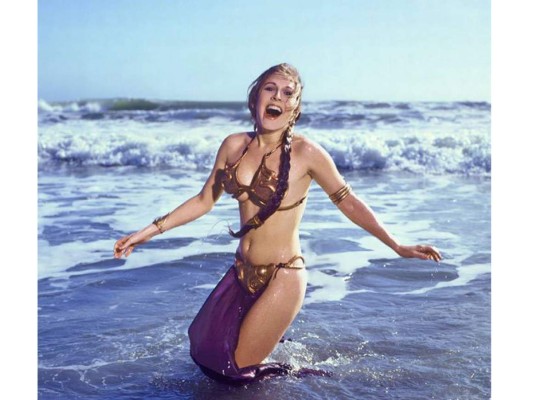 Es recordada por el legendario bañador dorado que utilizó para una sesión de fotografías en Star Wars, cautivando al mundo entero con su belleza, estas imágenes son parte de la cultura popular más influyente del siglo XX
