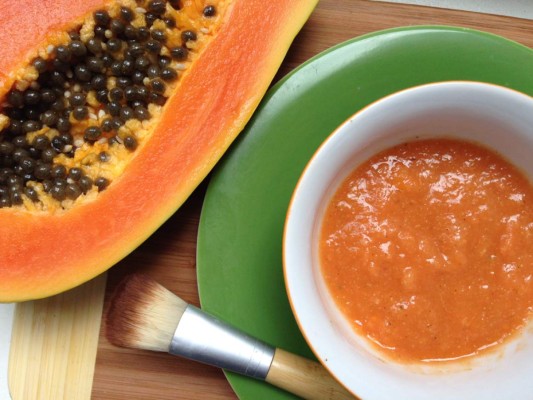 Papaya. Una mascarilla efectiva y potente blanqueadora es la papaya. Aplasta hasta hacer un puré y deja actuar entre 15 y 20 minutos.