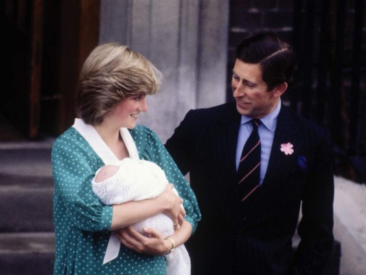 Su nacimiento: William Arthur Philip Louis, nació el 21 de junio de 1982 en el hospital St. Mary, en Londres. Es el hijo mayor del príncipe Carlos y la fallecida Diana de Gales.