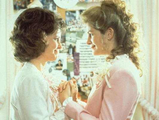 Julia Roberts junto a Sally Field, en Magnolias de acero, la historia cuenta la vida de seis mujeres muy peculiares que viven en un pequeño pueblo de Luisiana, enfrentando sus miedos juntas.