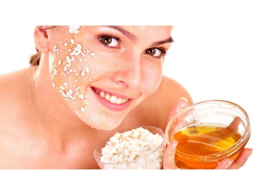 Mascarilla exfoliante de avena para la piel con una apariencia más joven. Mascarilla exfoliante de avena para la piel con una apariencia más joven.
