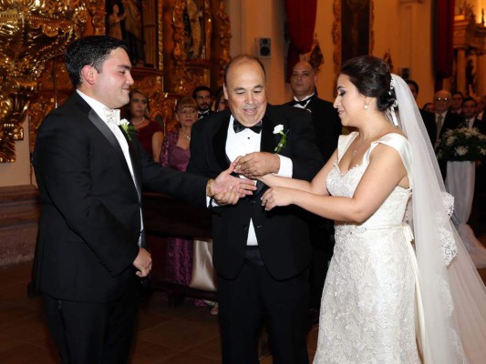 Iván recibe a Dulce que es estregada por su padre, Rigoberto Chacón Iván recibe a Dulce que es estregada por su padre, Rigoberto Chacón