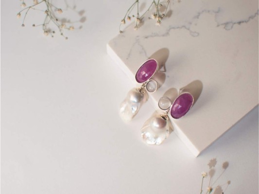 Este año es del tono violeta y un par de aretes de perlas con una inspiración púrpura van a combinarte a la perfección
