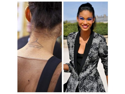 Chanel Iman En un guiño a su trabajo, la modelo tiene su nombre y un gancho de ropa en el área dorsal del cuello.