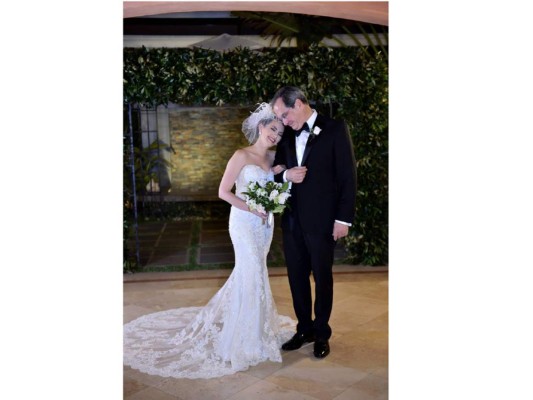 El orgulloso padre Fernando Mass, también posó con su hija previo a entregarla en el altar