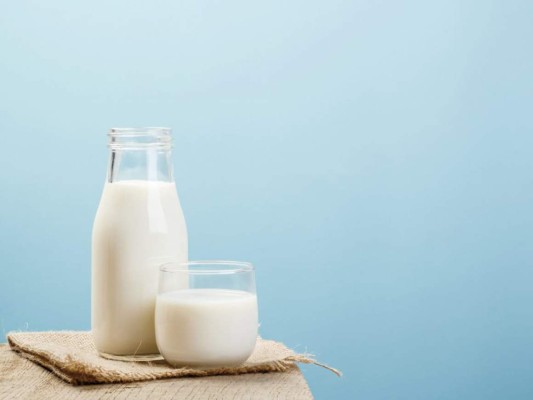 LÁCTEOS. Estudios publicados en 2017 en el Journal of Clinical and Aesthetic Dermatology, demuestran una conexión entre el acné adulto en las mujeres y el consumo de leche de vaca,especialmente leche desnatada. Esto se debe a que los lácteos pueden agudizar cualquier cualquier condición, como el acné, que involucre inflamación de los tejidos.<br/>