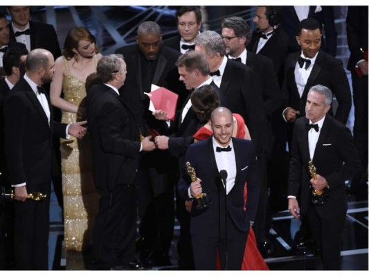 El desconcierto al anunciarse por equivocación La La Land es considerado el peor error en la historia de los Oscar