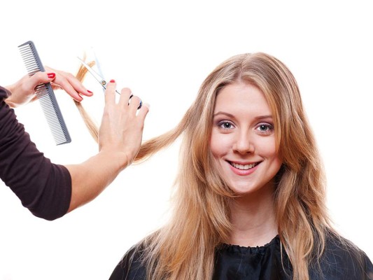 No es recomendable que te apliques tratamientos agresivos o te recortes el cabello antes de las vacaciones. Al contrario hazlo a tu regreso cuando tu pelo exhausto por el clima recibirá el recorte como una revitalización.