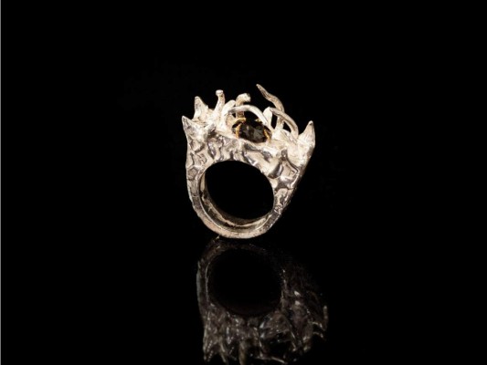 Una gema que te represente. Anillo de Protección que está inspirado en que todos necesitamos una nueva oportunidad para brillar representado en el diamante negro. Esta pieza única es realizada para mujeres fuertes que desean brillar a través de la vida. EL diamante es la gema más dura pero al mismo tiempo la más frágil. En lo personal representa al ser humano y en especial a la mujer