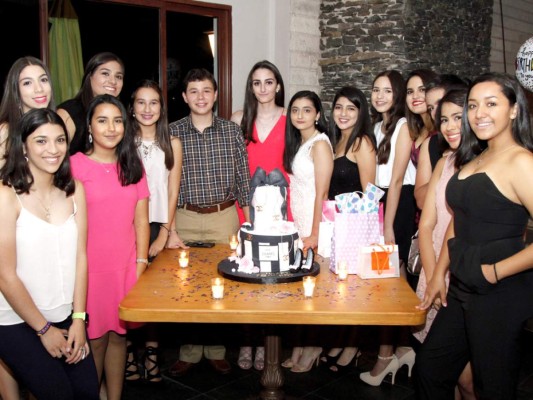 Paola Isaias y sus amigos en la celebración de sus quince años (Foto Cortesía Ani Zablah de Isaias)