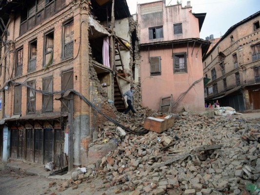 Celebridades reaccionan ante tragedia en Nepal