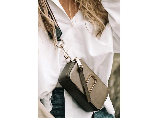 Conocidos también como bandoleras, estos bolsos que se caracterizan por llevarse de forma cruzada empezaron a usarse en Europa en el siglo XVI, cuando hombres y mujeres las utilizaban para llevar monedas. Entonces eran elaboradas en telas suaves o en cuero que con el paso del tiempo irían adquiriendo nuevos tipos de ornamentaciones. Crossbody bag by Marc Jacobs