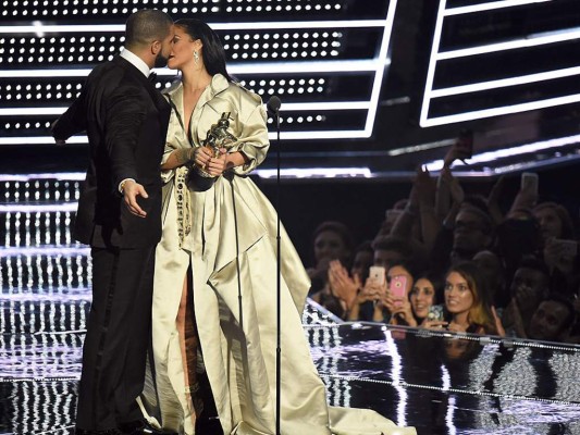 Drake declaró su amor y admiración a Rihanna mientras le entregaba el premio honorífico Michael Jackson Video Vanguard Drake declaró su amor y admiración a Rihanna mientras le entregaba el premio honorífico Michael Jackson Video Vanguard