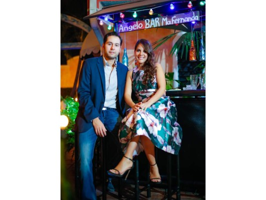 Fiesta catracha para Angelo Casco y María Fernanda Welchez