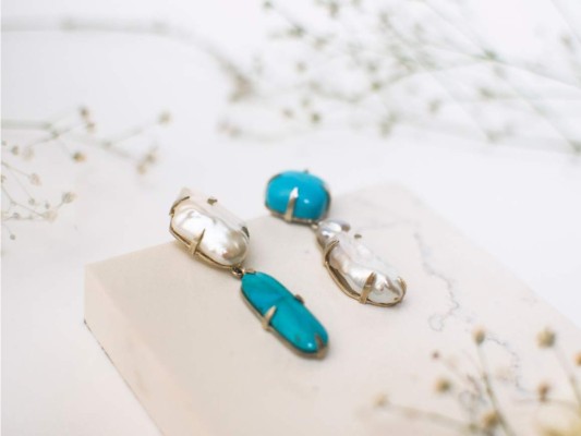 Clásico y único, este conjunto de aretes inspirado en la colección de gemas de María Echeverri en azul aqua serán tu perfecto aliado