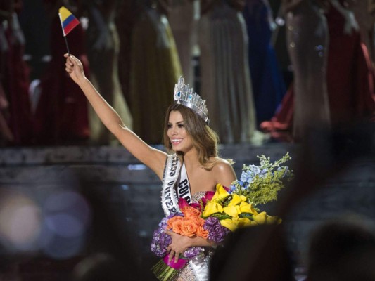 Miss Colombia Ariadna Gutiérrez saluda emocionada al público tras ser coronada Miss Universo 2015