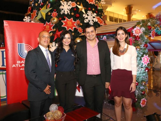 Roby Reyes de Banco Atlántida en compañía de Isis Argueta, Natalia Cañas y Omar Artica, de City Mall dieron por inaugurada la navidad en City Mall