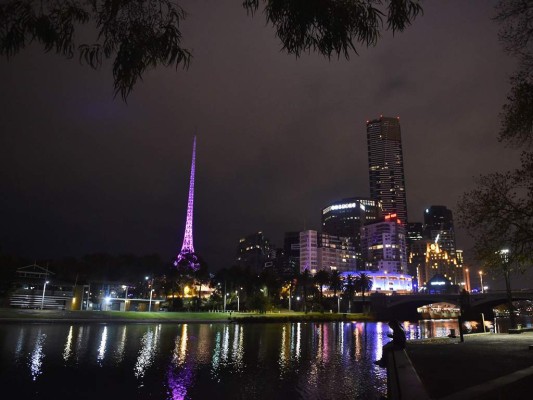 Melbourne en Victoria, Australia. El Centro de Artes de Victoria fue iluminado con luces purpuras en honor del ícono de la música.