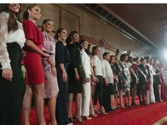 Candidatas a Miss Universo se reúnen con pdte. de Filipinas