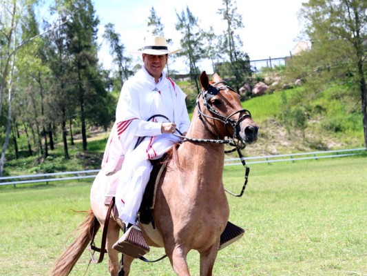 El embajador del Perú Guillermo Gonzales Arica se unió a la celebración y montó un caballo peruano de paso