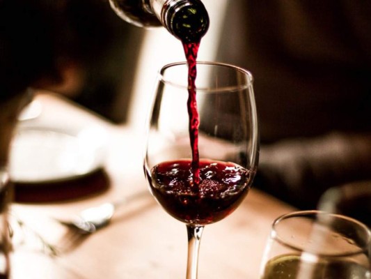 Una copa de vino tinto contiene más o menos 76 calorías, por esto es considerado una de las bebidas alcoholicas mas light, sin embargo hay algunos que pueden llegar a aportar hasta 100 calorías por copa.