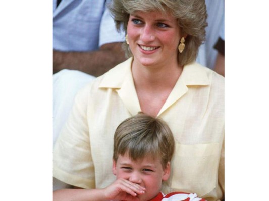 El príncipe Guillermo extraña a su madre, 'todos los días'