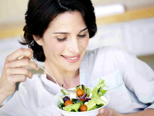 3. Es importante hacer notar que nuestra salud está condicionada directamente por nuestra alimentación. Así, la diabetes de tipo 2, las enfermedades cardiovasculares y 7 de cada 10 muertes por cáncer podrían evitarse con un estilo de vida saludable, buena alimentación, evitar el tabaco y la práctica correcta de ejercicio físico. Nuestra alimentación debe ser variada y equilibrada, rica en alimentos de origen vegetal: fruta, verduras, hortalizas, cereales, preferiblemente integrales, legumbres y frutos secos. Los lácteos (preferentemente desnatados) se deben aportar en un mínimo de dos raciones diarias a nuestra dieta.
