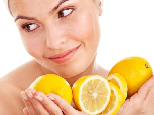 Limón y agua. Combina dos partes iguales de jugo de limón y agua, mezcla bien. Antes de dormir, humedece un algodón y aplica en el rostro por 15 a 20 minutos. Lava con abundante agua templada. También puedes hacerlo tres veces al día pero solamente si estarás en la oficina o en la casa ya que si te expones al sol el limón podría mancharte.