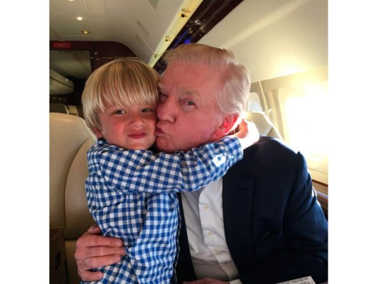 El presidente electo con su nieto Tristan Mirlo hijo de Donald Trum Jr.