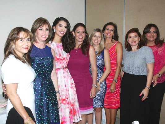 Elena Faraj, Irma e Ivanna Molina con Ana Ramírez, Elizabeth Yague, Anabel Larach, Claudia Arguello y Carol Zummar.