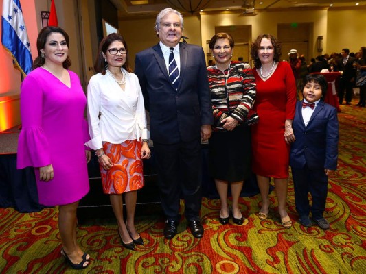 María Dolores Agüero, Hilda Hernández, el embajador del Perú José Jesús Guillermo, Roxana Guevara, de Ana Eugenia Betancourt (fotos: Armando Morales)