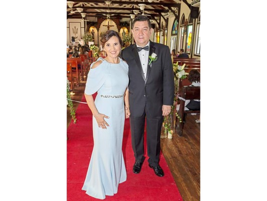 Eduardo Interiano y Lucía Chicas celebran boda eclesiástica