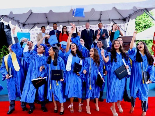 Los 13 graduados de la Discovery School celebrando su graduación (Fotos: Hector Hernández)