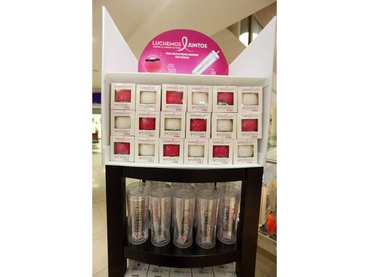 Productos como speaker y casos son los que tiene a disposición Lady Lee para recaudar fondos a beneficio de la LCC. Productos como speaker y casos son los que tiene a disposición Lady Lee para recaudar fondos a beneficio de la LCC.