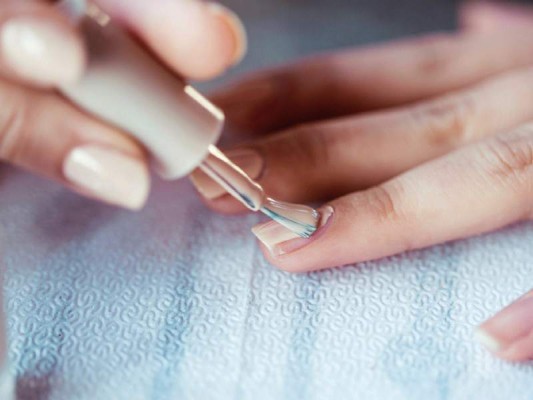 Pintarte las uñas. No solo arruinarás tus uñas, tu piel también se ve expuesta al rozarla con químicos fuertes como el esmalte para uñas.