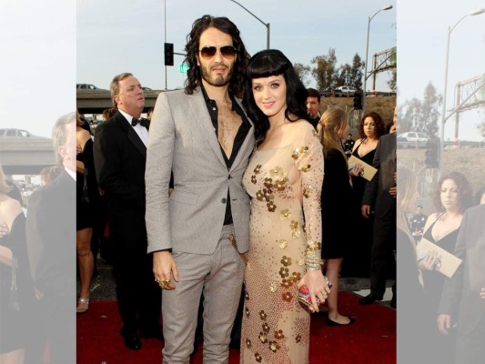 Russell Brand. Entre 2009 y 2011, la cantante se enamoró del humorista británico. Se casaron y dos años después pusieron fin al matrimonio por 'diferencias irreconciliables'. Según cuenta el documental Katy Perry: Part of Me, el problema era que Russell quería tener hijos y ella no. Él llegó a definir la relación como inestable y vacía.