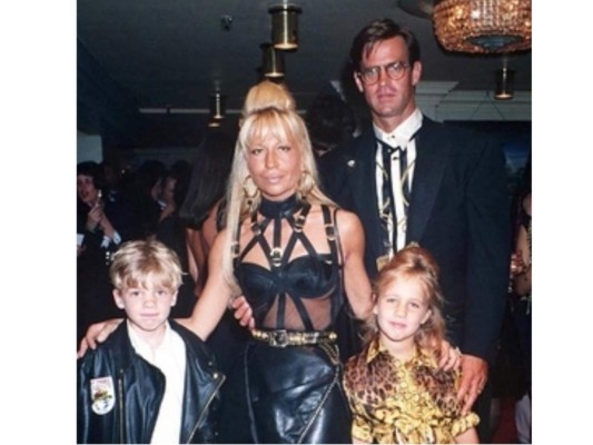 Allegra y Daniel son sus dos hijos, su hija es la mayor heredera del imperio Versace