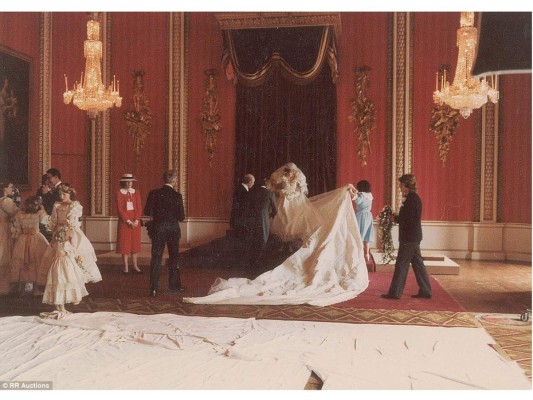 Fotos nunca antes vistas de la boda del príncipe Carlos y la princesa Diana