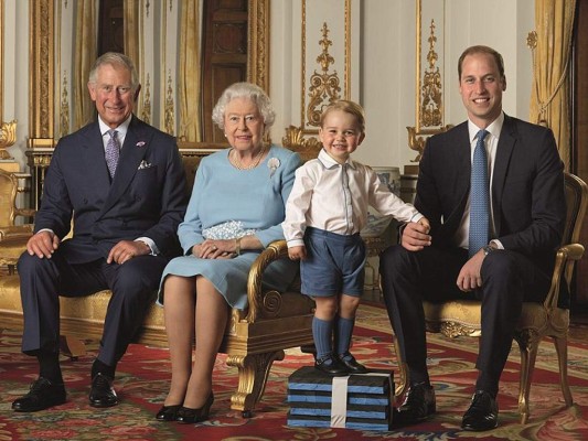 Cuatro generaciones de la familia real británica en una fotografía que esta destinada a convertirse en cuatro sellos de correos y la primera del príncipe George, futuro monarca. De izquierda a derecha, el príncipe Carlos (heredero al trono), la reina Isabel, y los príncipes George y William.