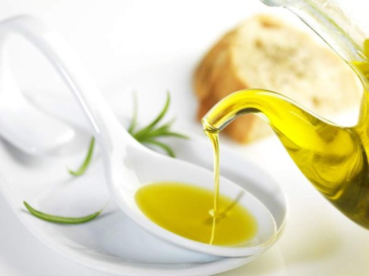 El aceite de oliva hidrata profundamente ya que penetra hasta las capas más internas de la piel.