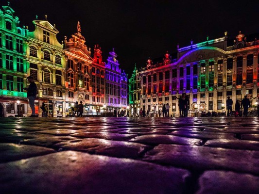 Los edificios de la herencia en la Grand Place de Bruselas / Grote Markt se iluminaron con los colores de la bandera arco iris LGBT el 13 de junio de 2016 en apoyo a las víctimas en Orlando.