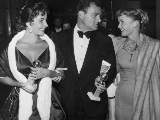 Elizabeth Taylor, Mike Todd y Debbie Reynolds, fallecida recientemente, en la entrega de premios en 1957