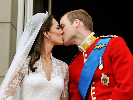 En las bodas sí se permite el beso en los labios. Desde el mítico balcón del palacio Buckingham vimos el esperado beso entre los recién casados.
