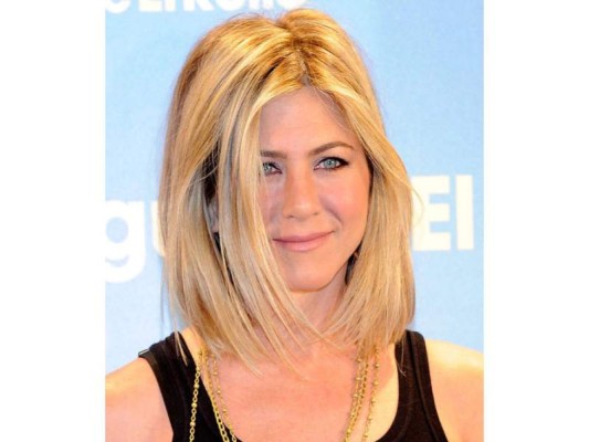 Long bob oara un rostro en forma de corazón. El truco para llevar un bob con este tipo de cara, es alargando el corte justo encima de tus hombros. Un lob, al estilo de Jennifer Aniston, suavizará la dura línea de la mandíbula en tu tipo de rostro.