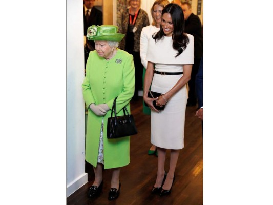 Britain's Queen Elizabeth II and Meghan, Duchess of Sussex arrive at the Storyhouse during their visit to Chester, Cheshire on June 14, 2018. / AFP PHOTO / POOL / PHIL NOBLE