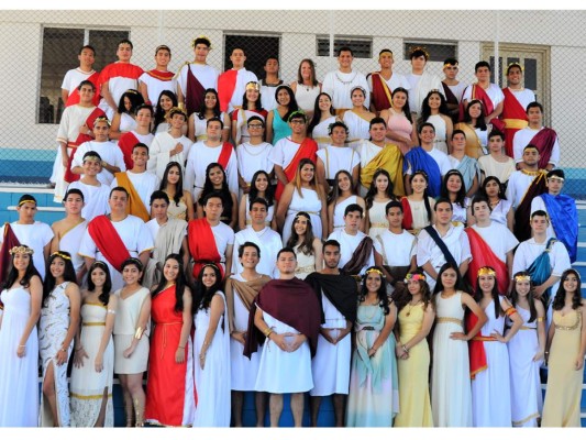 Los seniors vistiero y realizaron diversas actividades para conocer más sobre la cultura griega (fotos: Victoria Izaguirre)