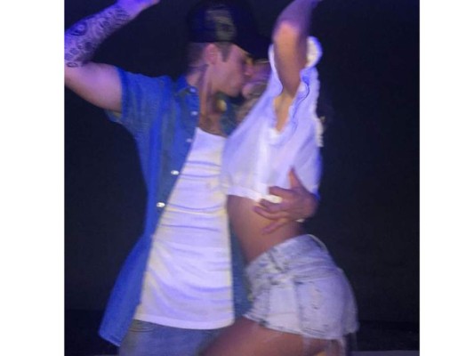 En el 2016 es cuando explota la bomba, en todas las redes sociales se divulgó una fotografía del cantante y la modelo besándose, esta imagen fue subida por Justin a su cuenta de Instagram, a pesar que la pareja estuvo separada un tiempo, él nunca borró la foto.
