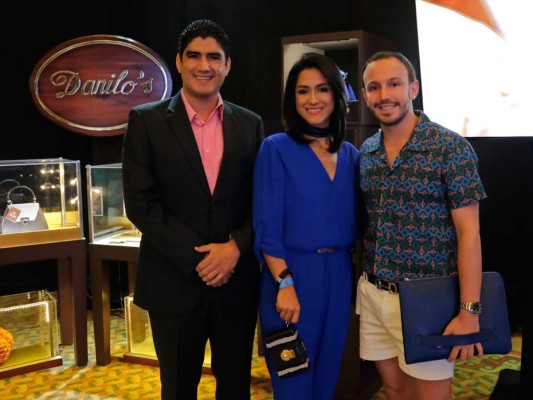 Esteban Martínez, Johanna Martínez de Ocampo y Javier Segovia junto al pop-up-shop de la marca en Credomatic|American Express Estilo Moda 2016