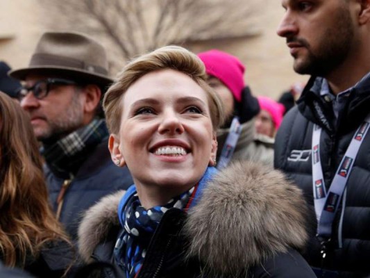 Scarlett Johansson dijo 'Yo no vote por ti, Donald Trump, pero respeto que seas nuestro presidente, quiero apoyarte, pero quiero que me apoyes a mí, a mi hermana, a mi madre, a mis amigas, a todas las mujeres”