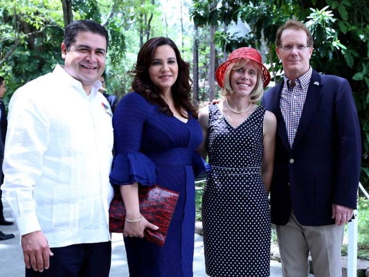 Juan Orlando y Ana Hernández junto a Kristin y James Nealon (Fotos: Héctor Hernández)